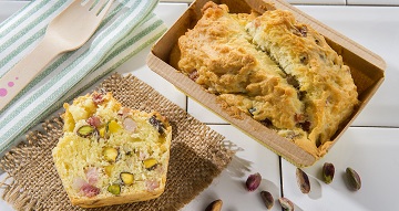 Plumcake salato con robiola, pistacchi e pancetta