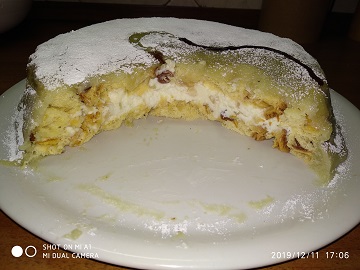 Torta cassata di panettone con ricotta e gocce di cioccolato