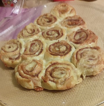 Girelle di pasta sfoglia e prosciutto