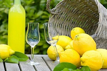 Limoncello: la ricetta originale del liquore tipico della costiera amalfitana.