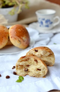 Maritozzi soffici con l’uvetta a lievitazione naturale