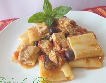 Paccheri con ragù di pesce spada ai sapori mediterranei