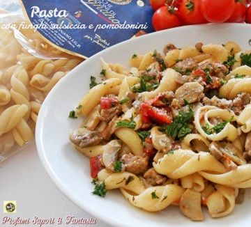 Rigatoni con funghi salsiccia e pomodorini