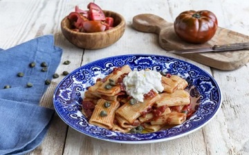 Rigatoni stufati con pomodori, capperi e stracciatella
